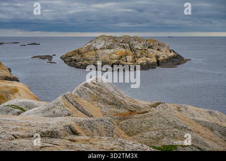 La falaise côtière de World’s End à Tjøme, en Norvège, surplombant la mer avec un littoral rocheux et un paysage pittoresque Banque D'Images