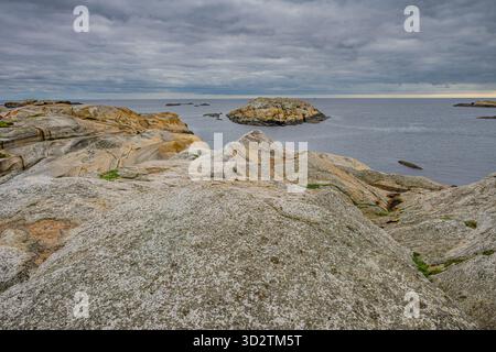 La falaise côtière de World’s End à Tjøme, en Norvège, surplombant la mer avec un littoral rocheux et un paysage pittoresque Banque D'Images