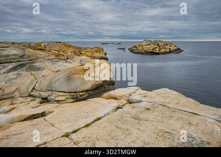 La falaise côtière de World’s End à Tjøme, en Norvège, surplombant la mer avec un littoral rocheux et un paysage pittoresque Banque D'Images