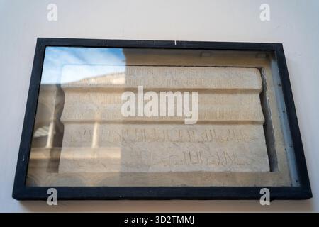 Pierre au Palazzo dei Normanni avec des inscriptions en latin, grec et arabe, datant de 1142, règne du roi Roger et une époque très multiculturelle Banque D'Images