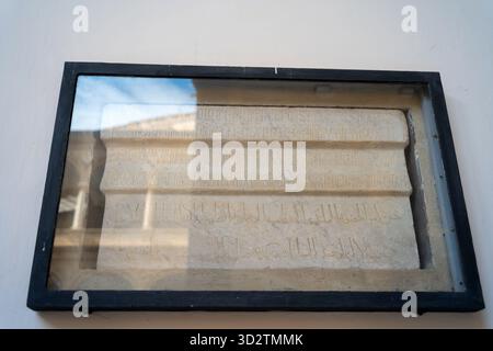Pierre au Palazzo dei Normanni avec des inscriptions en latin, grec et arabe, datant de 1142, règne du roi Roger et une époque très multiculturelle Banque D'Images