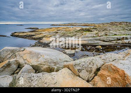 La falaise côtière de World’s End à Tjøme, en Norvège, surplombant la mer avec un littoral rocheux et un paysage pittoresque Banque D'Images