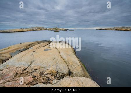 La falaise côtière de World’s End à Tjøme, en Norvège, surplombant la mer avec un littoral rocheux et un paysage pittoresque Banque D'Images