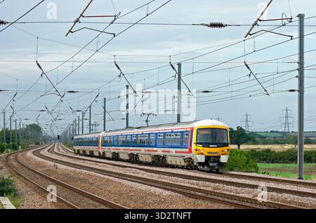 Une paire d'unités multiples électriques de classe 365 nos 365514 et 365511 formant un premier service Capital Connect à Sandy, sur la ligne principale de la côte est, Banque D'Images