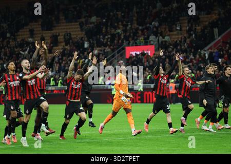 Milan, Italie. 2 novembre 2025. Les joueurs de l'AC Milan célèbrent après un match de football de Serie A entre l'AC Milan et Roma à Milan, en Italie, le 2 novembre 2025. Crédit : Li Jing/Xinhua/Alamy Live News Banque D'Images