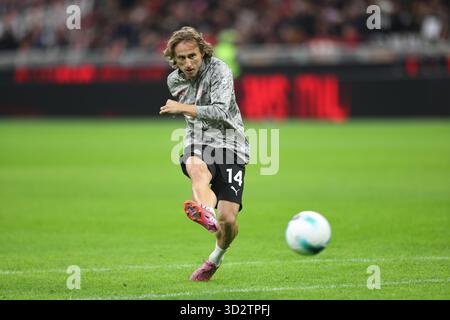 Milan, Italie. 2 novembre 2025. Luka Modric de l'AC Milan s'entraîne avant un match de football de Serie A entre l'AC Milan et Roma à Milan, en Italie, le 2 novembre 2025. Crédit : Li Jing/Xinhua/Alamy Live News Banque D'Images