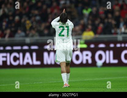Milan, Italie. 2 novembre 2025. Paulo Dybala de Roma réagit lors d'un match de football de Serie A entre AC Milan et Roma à Milan, Italie, le 2 novembre 2025. Crédit : Li Jing/Xinhua/Alamy Live News Banque D'Images