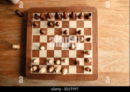 Vue de dessus de l'échiquier avec des pièces disposées en position de mi-jeu. Banque D'Images