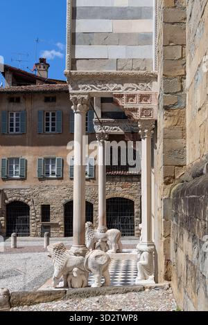 L'entrée en marbre de la Chapelle Colleoni dans la haute ville de Bergame en Italie présente des lions sculptés et des colonnes ornées de la Porta dei l du XVe siècle Banque D'Images