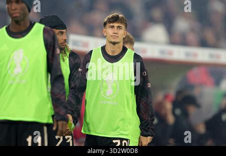 firo : 29.10.2025 Football : DFB Cup 1.FC Cologne - FC Bayern Munich Munich Tom Bischof du FC Bayern Munich se réchauffe Banque D'Images