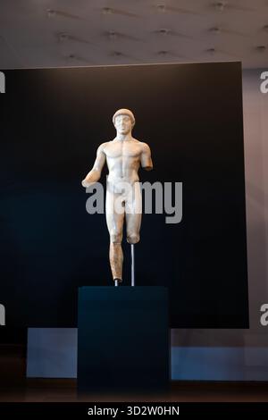 Marbre Ephebus, connu sous le nom de Kouros d'Agrigente. Statue en marbre d'un jeune homme dans une pose frontale. Vallée des temples, Sicile Banque D'Images