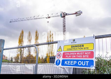 Gros plan d'un panneau de sécurité sur un chantier de construction Bode Contracting Ltd Royaume-Uni : danger chantier de construction, les enfants ne doivent pas jouer sur ce site, ne pas entrer ! Banque D'Images
