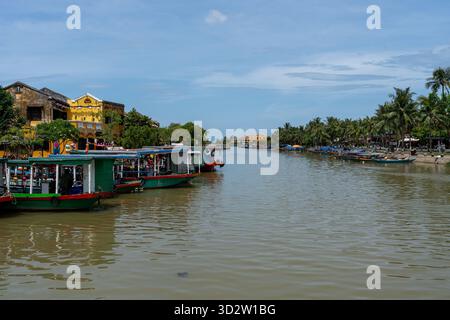 Bateaux traditionnels en bois sur la rivière à Hoi an, Vietnam - bateaux vietnamiens colorés sous le ciel bleu par une journée ensoleillée Banque D'Images