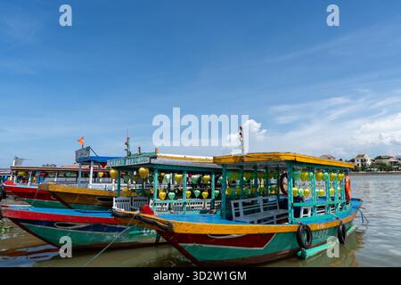 Bateaux traditionnels en bois sur la rivière à Hoi an, Vietnam - bateaux vietnamiens colorés sous le ciel bleu par une journée ensoleillée Banque D'Images