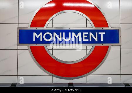 Panneau de la station de métro Monument et rond-point. Londres, Royaume-Uni, 27 août 2023 Banque D'Images
