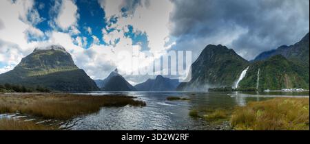 Un panorama du Milford Sound montrant Mitre Peak et Lady Bowen Falls, Fiordland, Île du Sud, Nouvelle-Zélande Banque D'Images