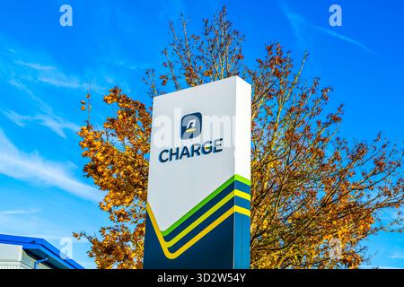 Mercredi, Royaume-Uni - 2 novembre 2025 : panneau externe des points de recharge électrique Arnold Clark à l'extérieur d'une concession Banque D'Images