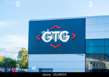 Mercredi, Royaume-Uni - 2 novembre 2025 : signalisation externe du bâtiment de GTG West Midlands, un centre de formation principalement pour l'industrie automobile Banque D'Images