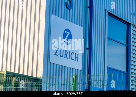 Mercredi, Royaume-Uni - 2 novembre 2025 : signalisation externe de Zurich Insurance, Une compagnie d'assurance basée en Suisse dans une succursale au Royaume-Uni Banque D'Images