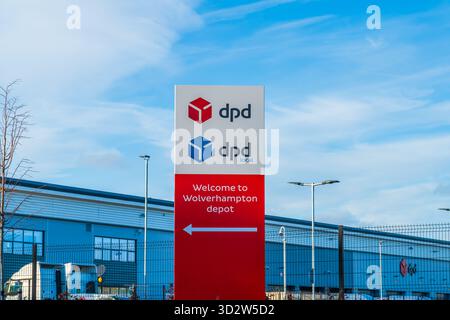 Mercredi, Royaume-Uni - 2 novembre 2025 : panneau externe de la société de livraison basée au Royaume-Uni, DPD UK Banque D'Images