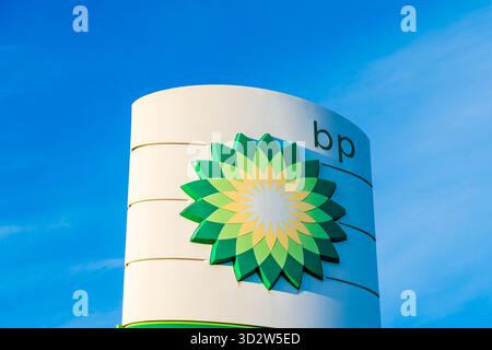 Mercredi, Royaume-Uni - 2 novembre 2025 : panneau externe de BP, une compagnie mondiale de carburant dans une station-service Banque D'Images