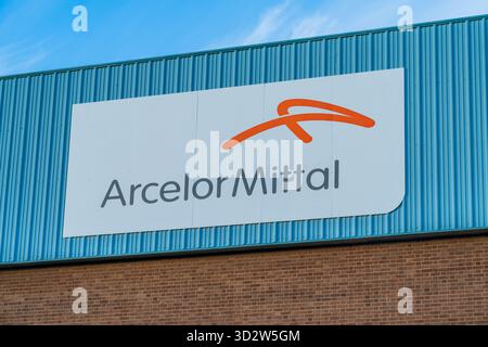 Mercredi, Royaume-Uni - 2 novembre 2025 : signalisation extérieure de la société de fabrication d'acier luxembourgeoise ArcelorMittal sur un site au Royaume-Uni Banque D'Images