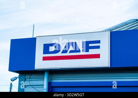 Mercredi, Royaume-Uni - 2 novembre 2025 : signalisation externe de la société de camions DAF en dehors d'une concession britannique Banque D'Images