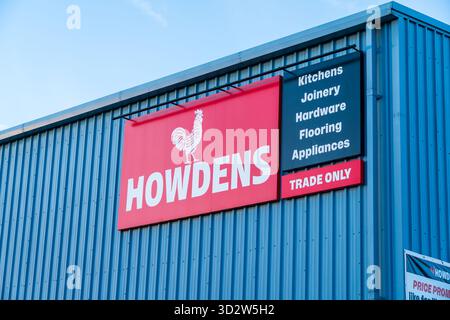 Mercredi, Royaume-Uni - 2 novembre 2025 : signalisation externe de Howdens, entreprise de cuisine et de menuiserie basée au Royaume-Uni Banque D'Images