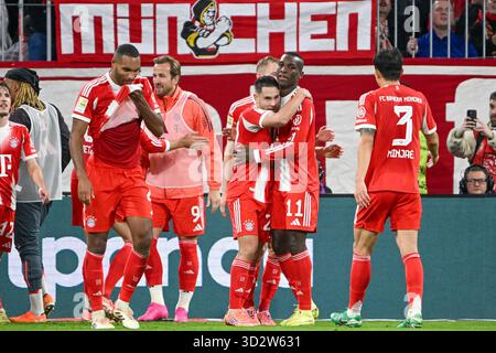 Munich, Allemagne. 1er novembre 2025. Jonathan Tah (Bayern Muenchen), Harry Kane (Bayern Muenchen), Raphael Guerreiro (Bayern Muenchen) et Nicolas Jackson (Bayern Muenchen) - Bundesliga match 25/26 - FC Bayern Muenchen v. Bayer 04 Leverkusen le 1er novembre 2025 à Allianz Arena de Munich, Allemagne crédit : Ralph Metzger/Alamy Live News Banque D'Images