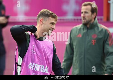 Munich, Deutschland. 03 Nov, 2025. Joshua Kimmich (FC Bayern Munich), salut. Harry Kane (FC Bayern Munich). Formation finale le 3 novembre 2025. Football Champions League, saison 2025/26 : Paris Saint-Germain vs FC Bayern Munich ? Crédit : dpa/Alamy Live News Banque D'Images