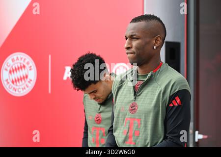 Munich, Deutschland. 03 Nov, 2025. De droite à gauche : Nicolas Jackson (FC Bayern Munich), Luis Diaz (FC Bayern Munich). Formation finale le 3 novembre 2025. Football Champions League, saison 2025/26 : Paris Saint-Germain vs FC Bayern Munich ? Crédit : dpa/Alamy Live News Banque D'Images