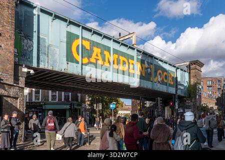 Vue du marché de Camden avec le pont ferroviaire Camden Lock et beaucoup de gens sur une journée bien remplie, Camden Town, Londres, Angleterre, Royaume-Uni Banque D'Images