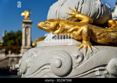 Salamandre dorée sur le pont Alexandre III (Paris) Banque D'Images