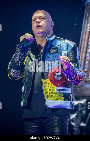 Michael Kiske von Helloween live BEI einem Konzert ihrer 40 Years Anniversary Tour in der Barclays Arena. Hambourg, 01.11.2025 Banque D'Images