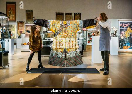 Londres, Royaume-Uni. 3 novembre 2025. Une robe de dragon à douze symboles impériale à fond jaune très rare, jifu du début du XIXe siècle, estimée entre 60 000 £ et 30 80 000 £ (dans The Fine Chinese Art, 6 novembre 2025) - avant-première pour les ventes de la semaine d'art asiatique à Bonhams New Bond Street, Londres. Crédit : Guy Bell/Alamy Live News Banque D'Images