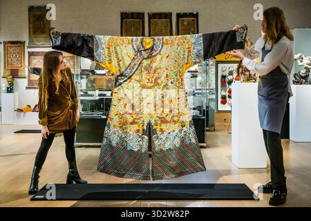 Londres, Royaume-Uni. 3 novembre 2025. Une robe de dragon à douze symboles impériale à fond jaune très rare, jifu du début du XIXe siècle, estimée entre 60 000 £ et 30 80 000 £ (dans The Fine Chinese Art, 6 novembre 2025) - avant-première pour les ventes de la semaine d'art asiatique à Bonhams New Bond Street, Londres. Crédit : Guy Bell/Alamy Live News Banque D'Images