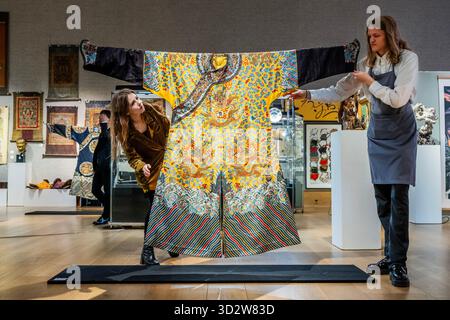 Londres, Royaume-Uni. 3 novembre 2025. Une robe de dragon à douze symboles impériale à fond jaune très rare, jifu du début du XIXe siècle, estimée entre 60 000 £ et 30 80 000 £ (dans The Fine Chinese Art, 6 novembre 2025) - avant-première pour les ventes de la semaine d'art asiatique à Bonhams New Bond Street, Londres. Crédit : Guy Bell/Alamy Live News Banque D'Images