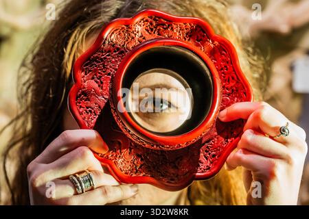 Londres, Royaume-Uni. 3 novembre 2025. Un important et exceptionnellement rare bol de « dragon » en laque de cinabre sculpté de la période Yongle, estimé £350,000-£500 000 (dans le Priestley & Ferraro, trois décennies dans l'art chinois le 6 novembre 2025) - avant-première pour les ventes de la semaine d'art asiatique à Bonhams New Bond Street, Londres. Crédit : Guy Bell/Alamy Live News Banque D'Images