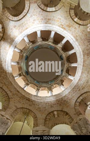 Vue vers le haut de l'intérieur du dôme à colonnes de la Basilique Saint-Étienne à Neuvy-Saint-Sépulchre, présentant des détails architecturaux romans Banque D'Images