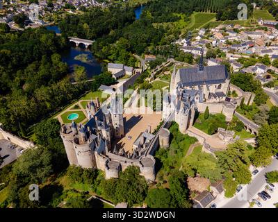 Vue aérienne en grand angle du Château de Montreuil-Bellay, avec ses remparts fortifiés, les principaux bâtiments du château et l'église adjacente. Banque D'Images