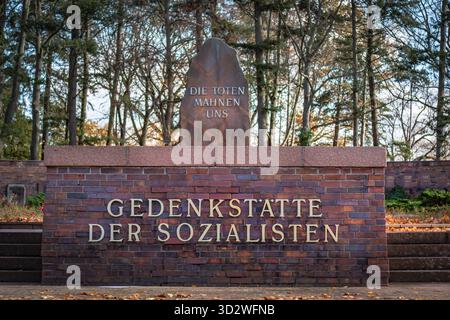 Berlin Lichtenberg OT Friedrichsfelde Friedhof, Zentralfriedhof, Gedenkstätte der Sozialisten : - 03.11.2025 Berlin Lichtenberg *** Berlin Lichtenberg OT cimetière Friedrichsfelde, cimetière central, Mémorial socialiste 03 11 2025 Berlin Lichtenberg Banque D'Images