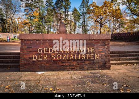 Berlin Lichtenberg OT Friedrichsfelde Friedhof, Zentralfriedhof, Gedenkstätte der Sozialisten : - 03.11.2025 Berlin Lichtenberg *** Berlin Lichtenberg OT cimetière Friedrichsfelde, cimetière central, Mémorial socialiste 03 11 2025 Berlin Lichtenberg Banque D'Images