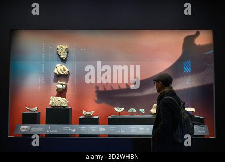 Pékin, Chine. 3 novembre 2025. Un journaliste visite l'exposition « sous les neuf murs : découvertes archéologiques du site des ateliers impériaux dans la Cité interdite » au Musée du Palais à Pékin, capitale de la Chine, le 3 novembre 2025. L'exposition sera ouverte au public du 4 novembre 2025 au 8 février 2026 au Musée du Palais. Crédit : Jin Liangkuai/Xinhua/Alamy Live News Banque D'Images