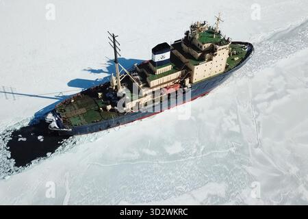 Un naldo enpaté de glace, navire de déglaçage. Banque D'Images