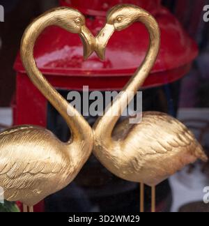Londres, Columbia Road, vitrine d'antiquités. Flamants en laiton. Banque D'Images