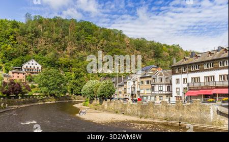 Plage de pierre au riverbend à la Roche-en-Ardenne, Belgique Banque D'Images