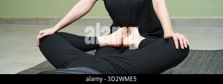 Femme caucasienne adulte recevant une thérapie de massage thaïlandaise relaxante avec technique de pression des pieds sur un tapis de sol confortable. || autorisation du modèle Banque D'Images