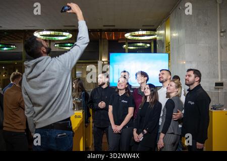 Les participants posent pour une photo lors de l’ouverture de l’exposition « Pavillon non destiné à la vente à l’EXPO 2025 au Japon. Maintenant en Ukraine » à la Maison ukrainienne, Kiev, Ukraine, le 31 octobre 2025. Le pavillon ukrainien « Not for Sale », exposé pendant six mois à l’exposition universelle de 2025 au Japon et qui a attiré plus de 3,2 millions de visiteurs, est revenu en Ukraine. L’exposition présente 18 objets, chacun représentant l’une des valeurs humaines fondamentales. À l'entrée, les visiteurs reçoivent un scanner pour lire des codes-barres qui révèlent des histoires d'Ukraine et des récits personnels de personnes réelles. (Photo de Danylo Banque D'Images