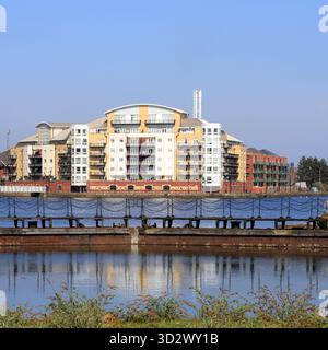 Vieilles portes et appartements à Roath Basin, Cardiff, pays de Galles du Sud. Prise en octobre 2025 Banque D'Images
