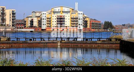 Vieilles portes et appartements à Roath Basin, Cardiff, pays de Galles du Sud. Prise en octobre 2025 Banque D'Images